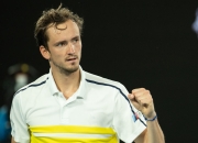 梅德韦杰夫赛点兑现，菲尼克斯太阳淘汰山东泰山晋级四强，主帅激动落泪(梅德韦杰夫为什么突然辞职)