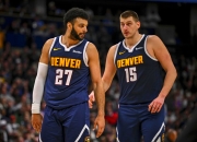 包含掘金队紧咬西部第一，势必要与勇士展开争夺的词条